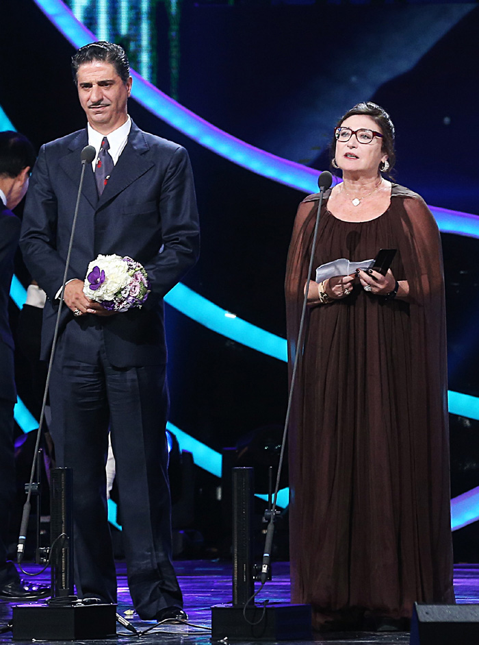 Producer Joey Faré (right) gives an acceptance speech after receiving the Grand Prize for “Kabul Kitchen Season 2,” a French comedy show, during the 2014 Seoul International Drama Awards. (photo: Yonhap News)