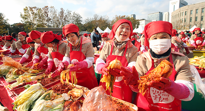 Participants in the 2014 Seoul Kimchi Making & Sharing Festival show off the vegetables they prepared on November 14. 