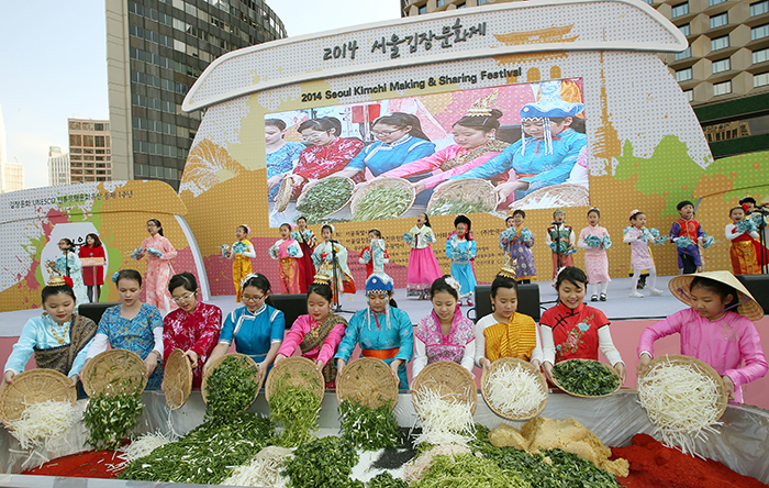 Children from many parts of the world mix kimchi ingredients in a large container during the opening ceremony of the 2014 Seoul Kimchi Making & Sharing Festival on November 14.