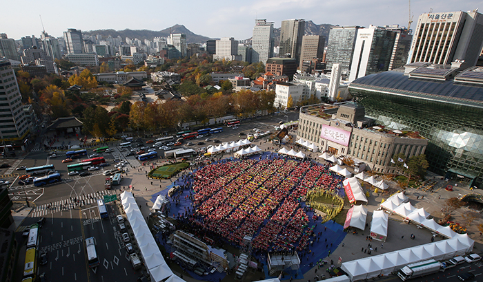 More than 2,300 people gather to be part of the giant kimchi-making event held at Seoul Plaza, central Seoul, as part of the 2014 Seoul Kimchi Making & Sharing Festival on November 14.