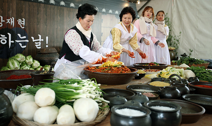 A kimchi master demonstrates how to prepare kimchi in a traditional manner in Gwanghwamun Square, Seoul, during the 2014 Seoul Kimchi Making & Sharing Festival on November 14.