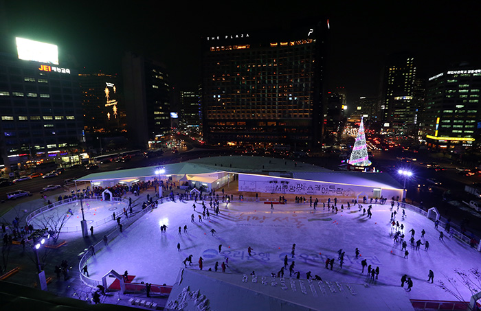 Skaters enjoy the ice rink at Seoul Plaza in front of City Hall on its opening day this year on December 16. It will be open for 70 days until the end of February 2014. (Photo: Jeon Han)