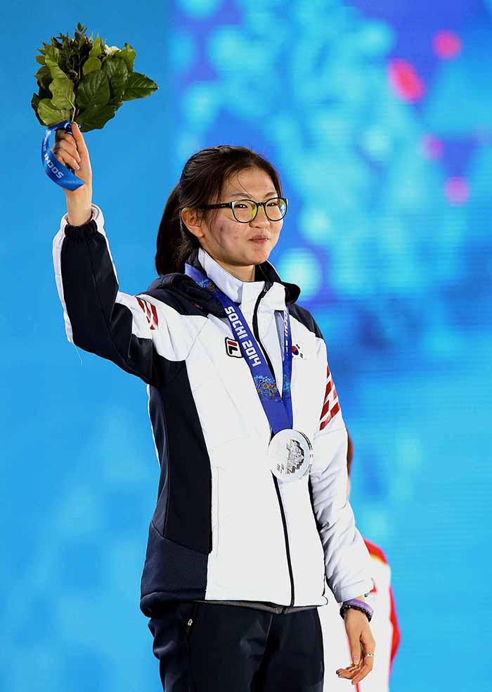 Shim Suk-hee, silver medalist in the ladies’ 1,500-meter short track at the Sochi Winter Olympics, smiles as she waves to the crowd during the medal ceremony at the Sochi Medals Plaza on February 15 in Sochi, Russia. (photo courtesy of the Korean Olympic Committee)