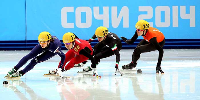 Short track speed skater Shim Suk-hee (front) takes the lead during the ladies’ 1,500-meter race held in the Iceberg Skating Palace in Sochi, Russia, during the Olympic Winter Games 2014. (photo courtesy of the Korean Olympic Committee)