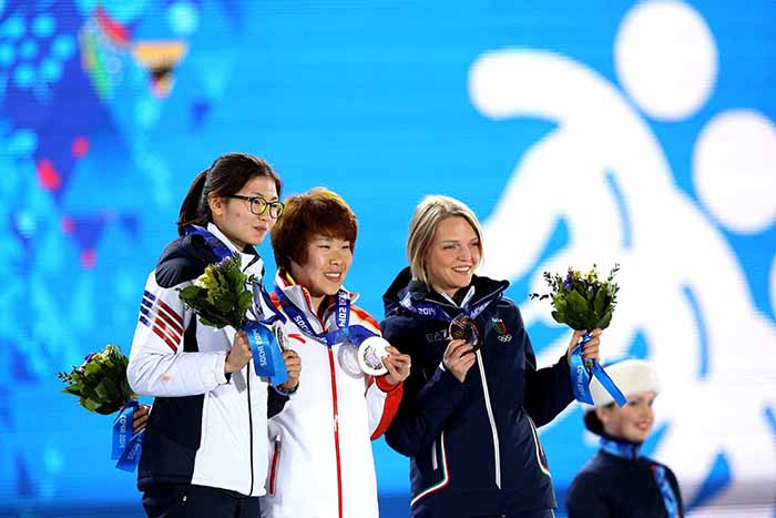 Shim Suk-hee, silver medalist in the ladies’ 1,500-meter short track final at the Sochi Olympic Winter Games 2014, smiles and joins the other medalists in a group photo. Starting from the left, the winners were Korea’s Shim Suk-hee, China’s Zhou Yang (center) and Italy’s Arianna Fontana (right). (photo courtesy of the Korean Olympic Committee)