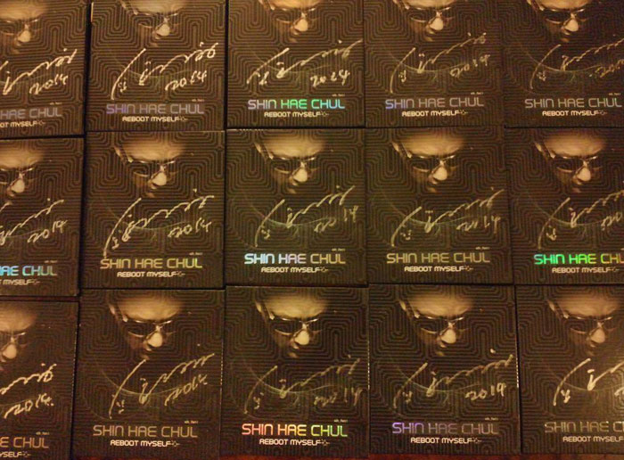 Shin Hae-chul continued to conduct musical experiments by broadening the scope of his music, ranging across rap, jazz, rock 'n' roll, techno and <i>a capella</i>. The above photo shows a mini album Shin produced in June 2014. (Photo: from Shin’s Twitter feed)