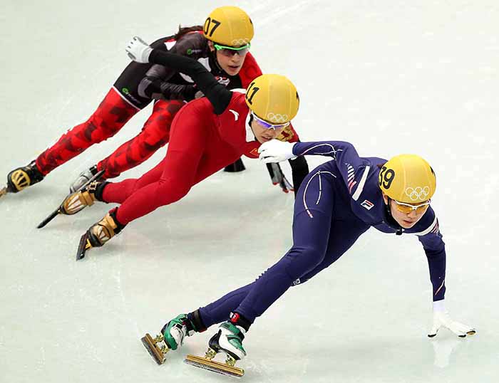 Shim Suk-hee returns to the lead in the ladies’ 3,000 meter short track relay at the Sochi Olympics. (photo courtesy of the Korean Olympic Committee)