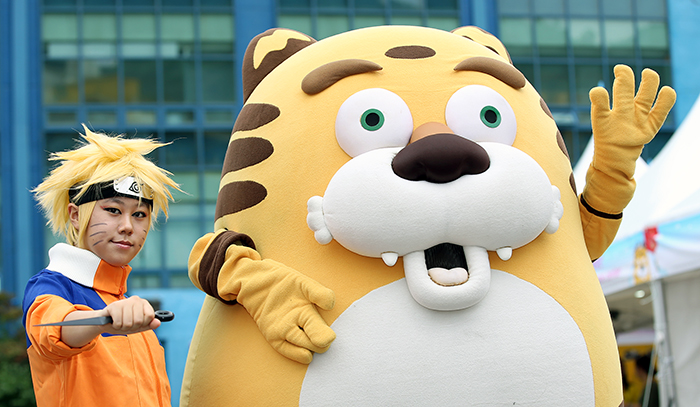 Comic strip and cartoon characters welcome visitors to SICAF 2014. In the above photo, the official SICAF 2014 mascot, Bummy (right), and an actor dressed like the Japanese cartoon character Naruto pose for a photo on July 22 at the Seoul Animation Center, located on the northern slopes of Namsan Mountain in Seoul. (photo: Jeon Han)