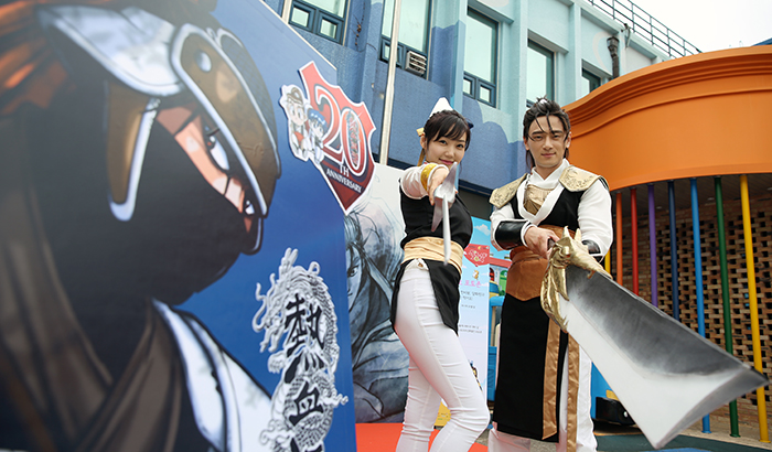 Actors dressed like characters from the popular Korean comic book 'Ruler of the Land' pose for a photo during the opening ceremony of SICAF 2014 on July 22. (photo: Jeon Han)