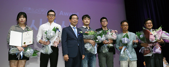 Recipients of SICAF 2014 awards and Seoul Mayor Park Won-soon (third from left) pose for a photo during the SICAF 2014 opening ceremony on July 22. (photo: Jeon Han)