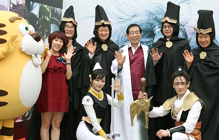 Actors dressed like characters from 'The Ruler of the Land,' Seoul Mayor Park Won-soon (third from right, back row), and comedian Kim Young-hee (second from left) pose for a photo during the SICAF 2014 opening ceremony on July 22. (photo: Jeon Han)