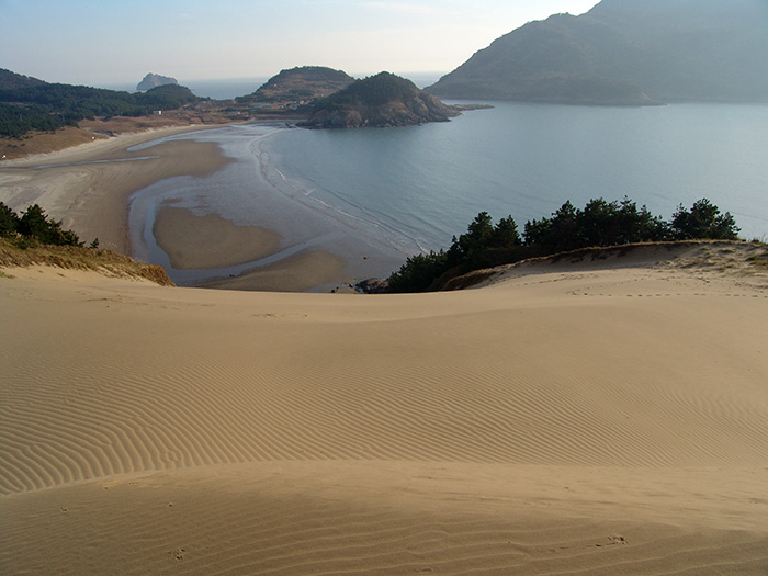 Uido Island in Sinan County is home to many sand hills and other stunning natural formations. 