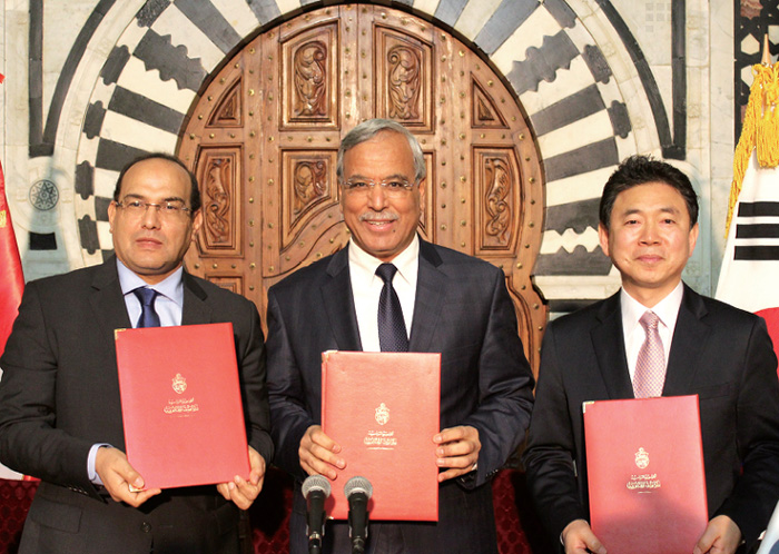 Kim Tae-Eung (right), Director General for Institutional Improvement, and Tunisian Minister of Public Services, Good Governance, and Fighting Corruption Kamel Ayadi (center) pose for photos. They signed a memorandum of understanding on cooperation of the introduction of the e-People system to Tunisia in February 2016.