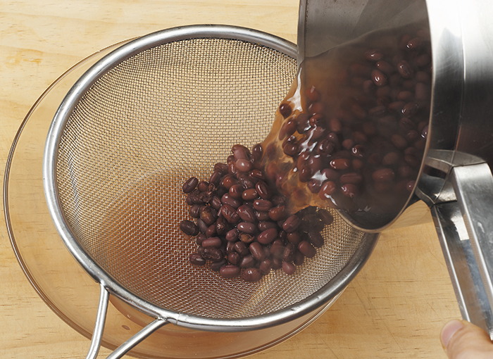Wash the red beans and drain them using a strainer.