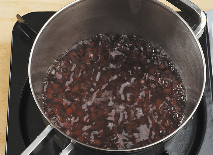 Put water and red beans in a pot and boil it for about 4 minutes.