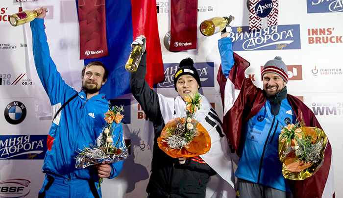 Yun Sung-bin (center) poses for a photo after winning a silver medal alongside Russia’s Alexander Tretiakov (left) at the International Bobsleigh & Skeleton Federation (IBSF) World Championship on Feb. 20 in Austria. Martins Dukurs from Latvia (right) took the gold. 