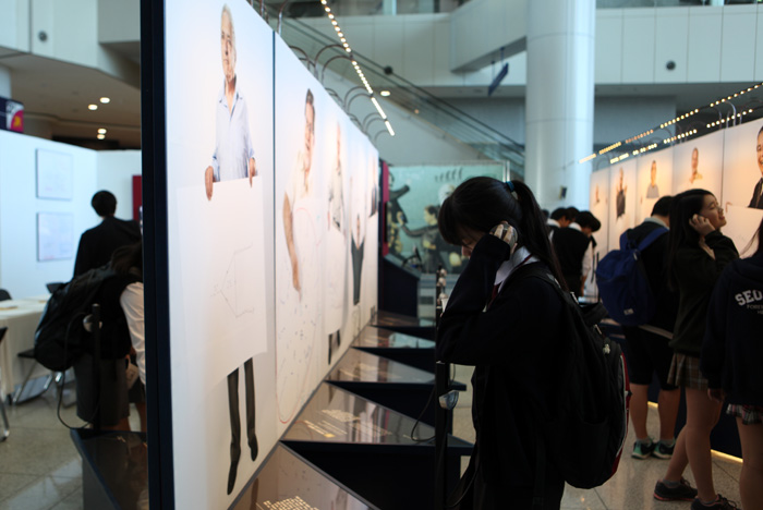 Museum-goers take a look at the Nobel laureates and their own sketches of their award-winning ideas at the Sketches of Science exhibition underway at the Gwacheon National Science Museum.