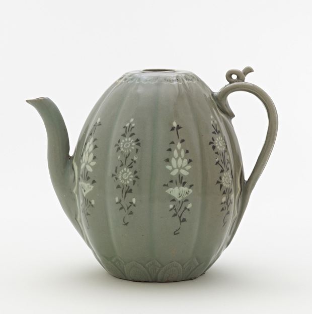 A ewer with an inlaid design of peonies and chrysanthemums, late 12th to early 13th century. 