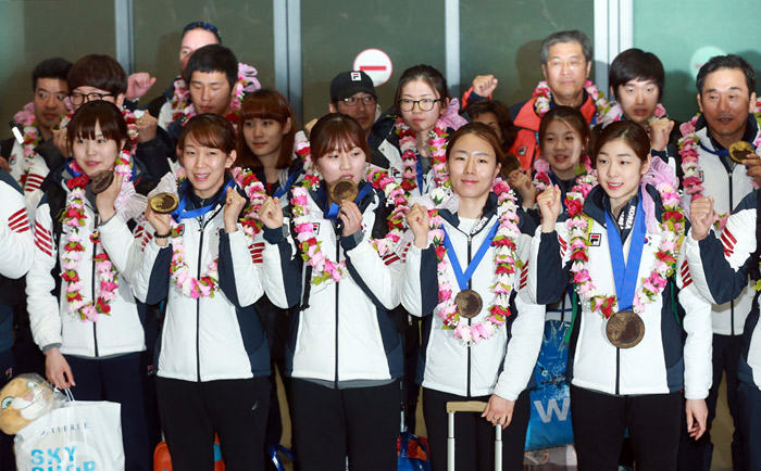 Korean national athletes pose for a photo after arriving at Incheon International Airport on February 25, returning home after the 2014 Sochi Winter Olympic Games. (photo: Yonhap News)