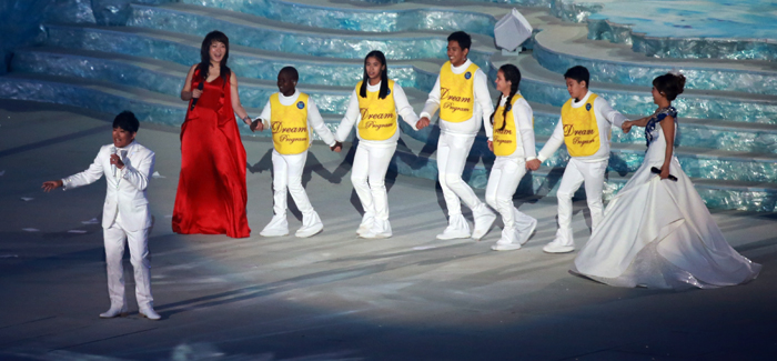Lee Seung-chul (left), soprano Sumi Jo (right) and jazz vocalist Nah Youn-sun (second from left) perform together during the closing ceremony of the Sochi 2014 Winter Olympic Games. (photo: Yonhap News)