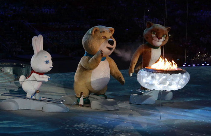 The mascots of the 2014 Sochi Winter Olympics blow out the Olympic flame that has shone in Sochi for 17 days. (photo: Yonhap News)