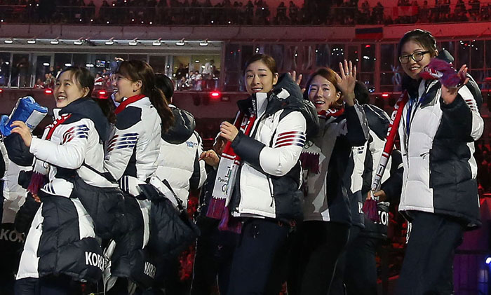 Athletes, including the “Queen of Figure Skating,” Kim Yuna (center, left), and gold medalists Lee Sang-hwa (center) and Shim Suk-hee (center, left), wave to the audience during the closing ceremony of the 2014 Sochi Winter Olympic Games on February 23. (photo: Yonhap News)