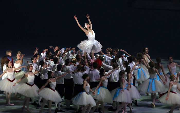 The closing ceremony for the Sochi 2014 Winter Olympic Games features Russian literary colossuses Tolstoy, Pushkin and Dostoevsky (top), and a ballet performance by dancers from the Bolshoi Ballet and the Mariinsky Ballet (bottom), both internationally renowned Russian ballet companies. (photos: Yonhap News)