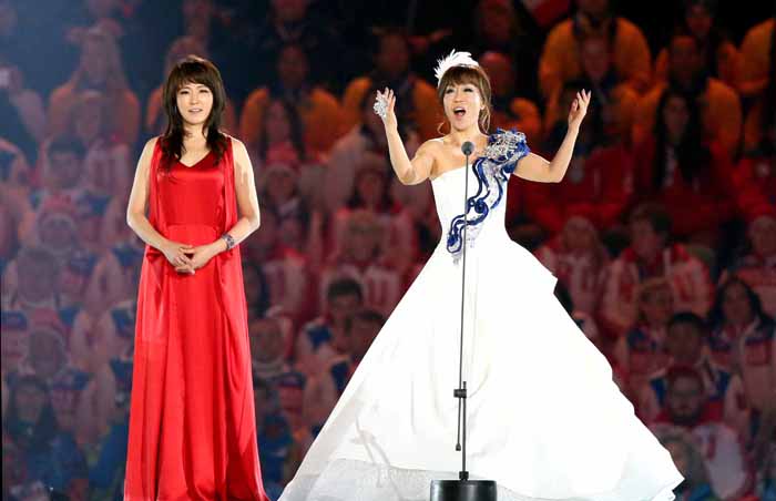 Soprano Sumi Jo (right) and jazz singer Nah Youn-sun (left) sing “Arirang” during the closing ceremony of the Sochi 2014 Winter Olympic Games. (photo courtesy of the Korean Olympic Committee)