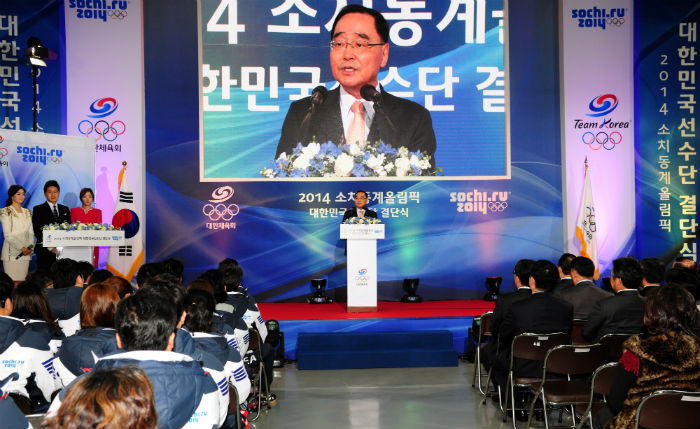 Prime Minister Chung Hongwon (center) delivers words of encouragement to the Korean national team as it departs for the 2014 Sochi Winter Olympics. 