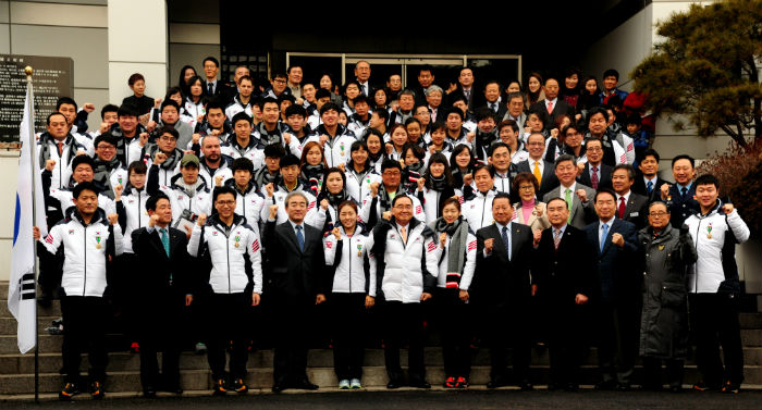 The Korean national team heading to Sochi poses for a photo with Prime Minister Chung Hongwon (front row, seventh from right), Minister of Culture, Sports, Tourism Yoo Jinryong (front row, fourth from left) and KOC President of Kim Jung-haeng. 