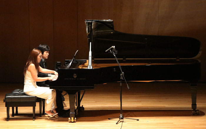 Before they collaborate in playing Stravinsky’s the Rite of Spring on August 3, Korean pianists Son Yeol-eum and Kim Da-sol perform on July 26 (photo courtesy of Communique).
