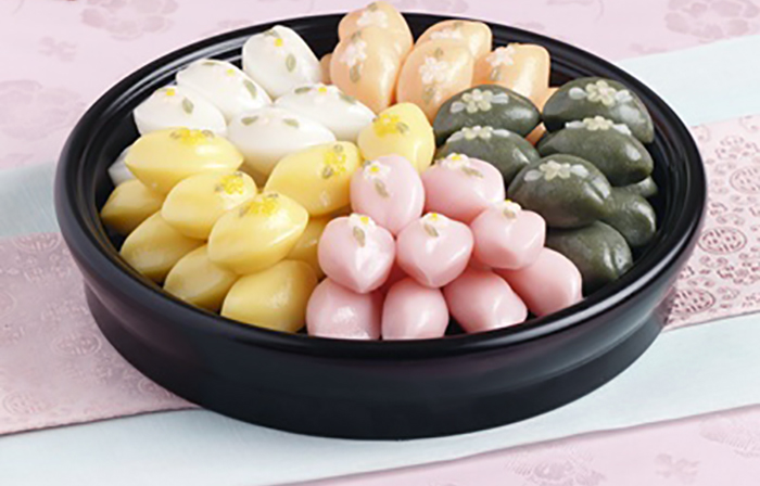 In Seoul and Gyeonggi-do Province, people enjoy bite-sized five-colored <i>songpyeon</i> rice cakes. They use strawberries, cinnamon, mugwort and gardenia seeds to color the rice cakes.
