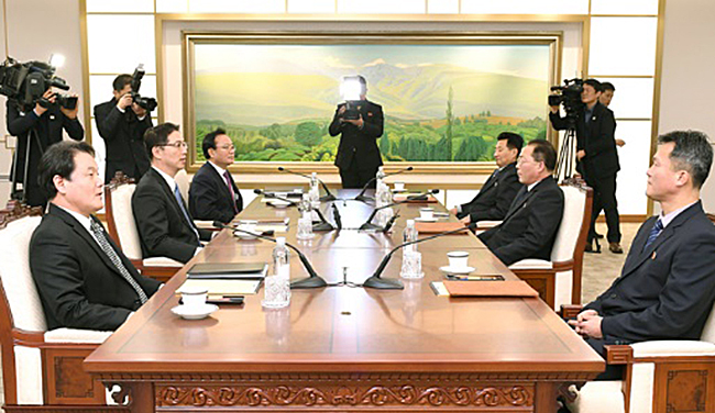 Vice Minister of Unification Chun Hae-Sung (second from left) and North Korea’s Vice Chairman of the Committee for the Peaceful Reunification of Korea Jon Jong Su hold a meeting at the Peace House in the Panmunjom truce village on Jan. 17. (Ministry of Unification)
