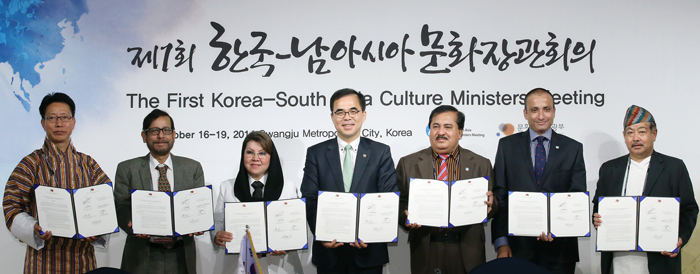 Representatives taking part in the Korea-South Asia Culture Ministers Meeting pose for a photo after adopting the Gwangju Declaration at the Gwangju Museum of Art, part of the Asia Culture Complex, on October 18. Participants include (from left) Bhutanese Minister of Home and Cultural Affairs Damcho Dorji, Bangladeshi Minister of Cultural Affairs Asaduzzaman Noor, Afghani Deputy Minister of Information and Culture Simin Hassanzada, Korean Vice Minister of Culture, Sports and Tourism Kim Chong, Sri Lankan Minister of Culture and the Arts T.B. Ekanayake, Pakistani Parliamentary Secretary of Information, Broadcasting and National Heritage Mohsin Nawaz Ranjha and Nepalese Ambassador to Korea Kaman Singh Lama.
