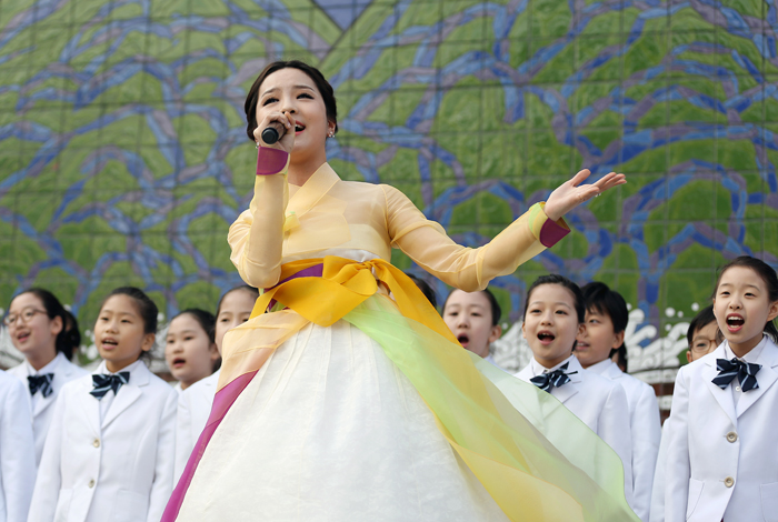 Singer Song So-hee sings “Holo Arirang” along with the Seoul Metropolitan Junior Chorus. (photo: Jeon Han)