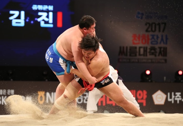 Ssireum wrestling from both South and North Korea was jointly inscribed on the Representative List of the Intangible Cultural Heritage of Humanity on Nov. 16. The photo above shows the ssireum wrestlers in quarterfinals at the Korea Open Ssireum Festival held in Naju, Jeollanam-do Province in November 2017. (Korea Ssireum Association)