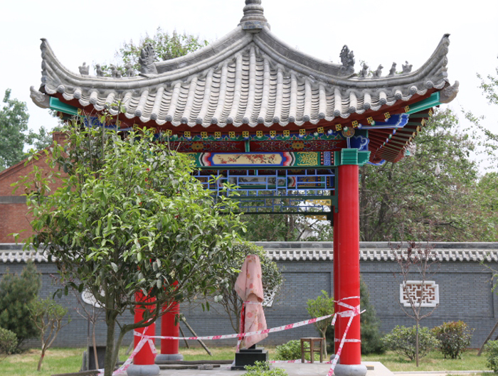 A monument dedicated to Korean independence fighters who fought under the Provisional Government of Korea is set up in Xian, Shaanxi Province, China. The monument, now covered with a cloth, is set to be unveiled to the public by the end of the month. (photo: Yonhap News)