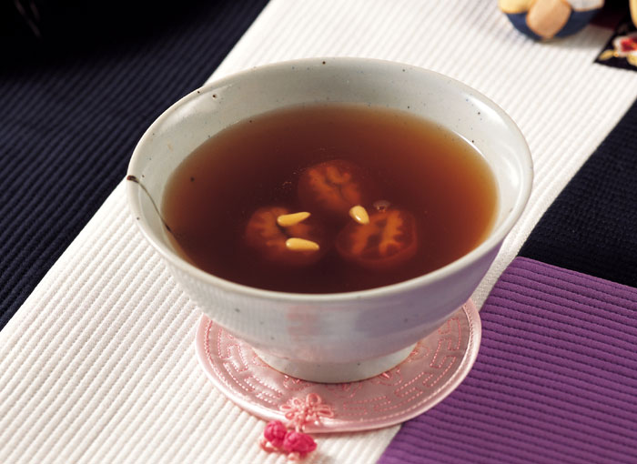 <i>Sujeonggwa</i> is a winter drink characterized for its unique smell and for the taste of ginger and cinnamon, and for the sweet and soft dried persimmon.
