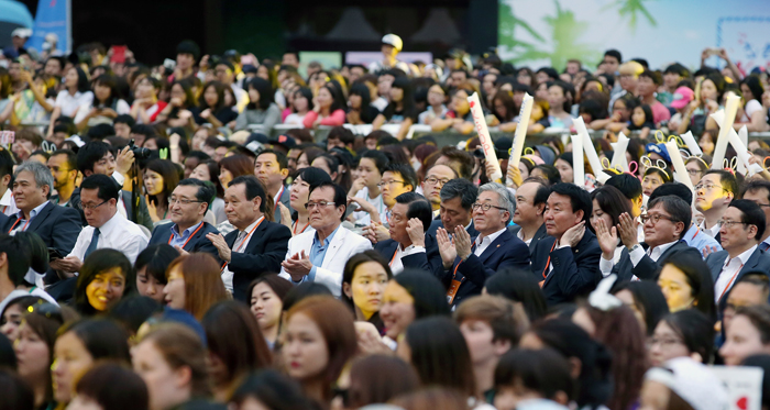 Both domestic and international pop fans appreciate the K-pop performances.