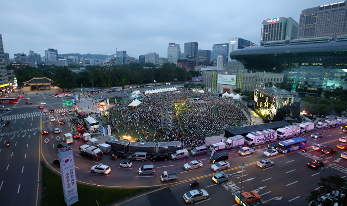About 30,000 people filled Seoul Plaza for the Summer K-pop Festival on Aug. 4 in front of the old Seoul City Hall building.