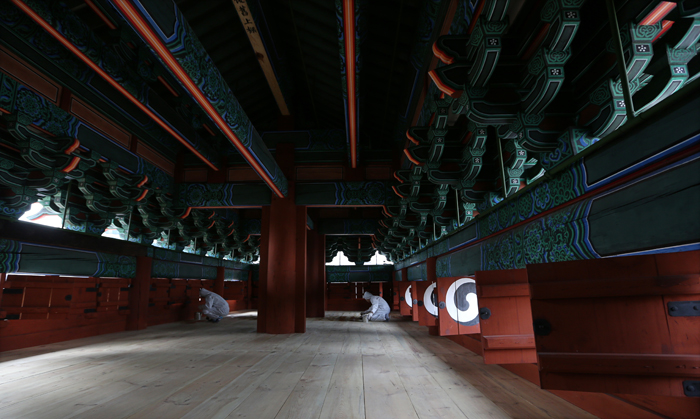 Technicians work on the final touch of the restoration of the gate (photo: Jeon Han)._09.jpg