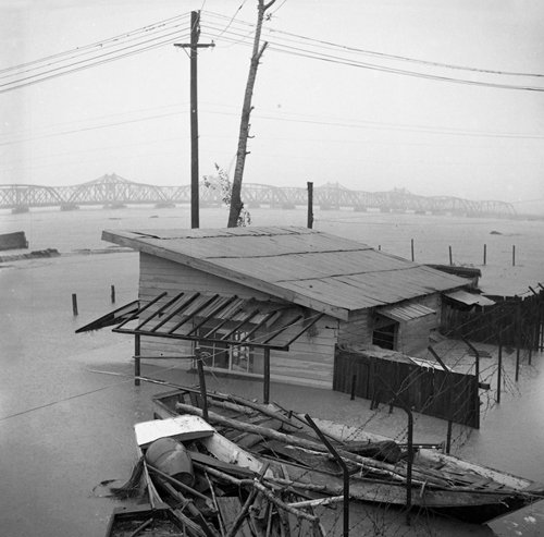 A house is consumed by flood waters (photo courtesy of Seoul Museum of History).