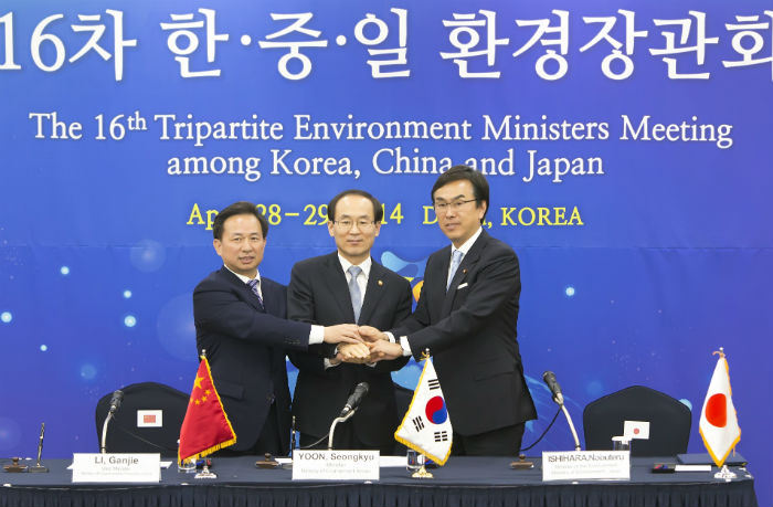 (From left) Chinese Vice Minister of Environmental Protection Li Ganjie, Korean Minister of the Environment Yoon Seong Kyu and Japanese Minister of the Environment Ishihara Nobuteru pose for a photo during the Tripartite Environment Ministers Meeting, held on April 28 and 29 in Daegu. (photo: courtesy of the Ministry of the Environment)