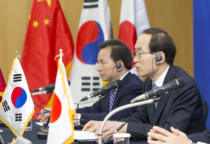 Minister of the Environment Yoon Seong Kyu (right) speaks during the Tripartite Environment Ministers Meeting. (photo: courtesy of the Ministry of the Environment)