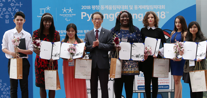  
Director of the Korean Culture and Information Service Kim Tae-hoon (fourth from left) poses for a photo with winners of the Talk Talk Korea 2017 contest, at an exhibition of the winning works on display at Seoullo 7017, in Seoul on Nov. 1. 
