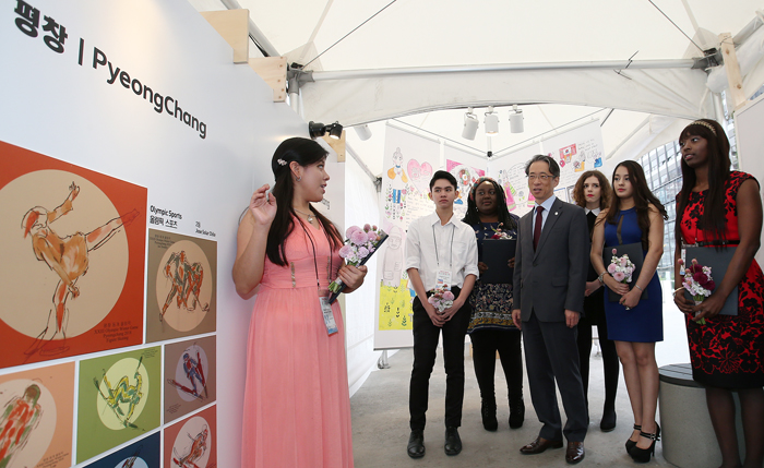  
Winner in the special PyeongChang category, Mishell Rodríguez from Guatemala, talks about her submission to the contest, at the exhibition on Nov. 1.
