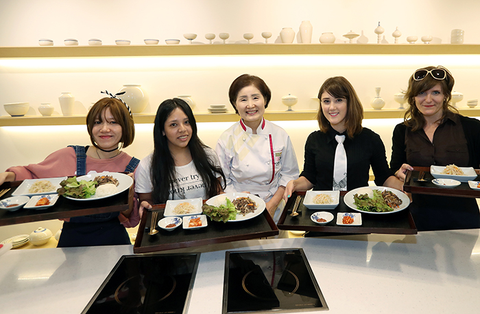 Winners in the Talk Talk Korea 2016 competition pose for a photo with the <i>bulgogi</i> they cooked at the K-Style Hub on Oct. 19.