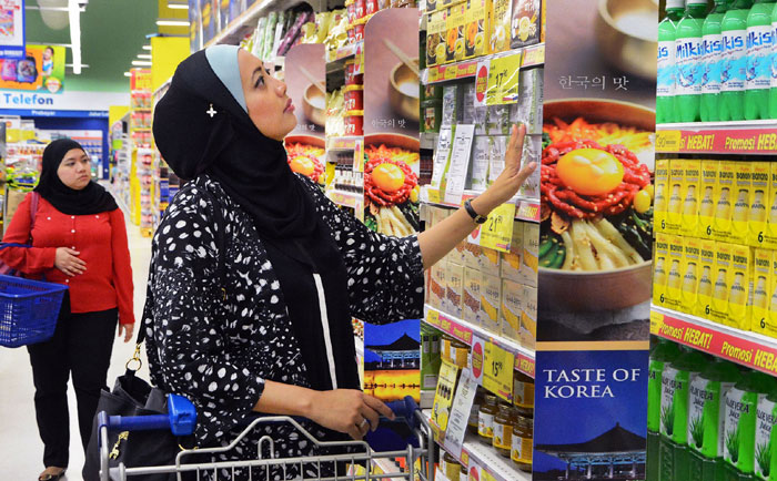 About 20 Korean food companies that received halal certification participate in the 'Taste of Korea’ event, held at 20 Tesco locations across Malaysia from late November to early December last year. In the above photo, Malaysian customers at the Tesco Mutiara Damansara store peruse Korean food products during the ‘Taste of Korea' event. 