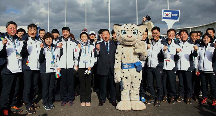Korean national athletes pose for a photo with the leopard, one of the mascots of the Sochi games, during their welcoming ceremony to the Olympic Village in Sochi, Russia, on February 5. (Photo courtesy of the Korean Olympic Committee)