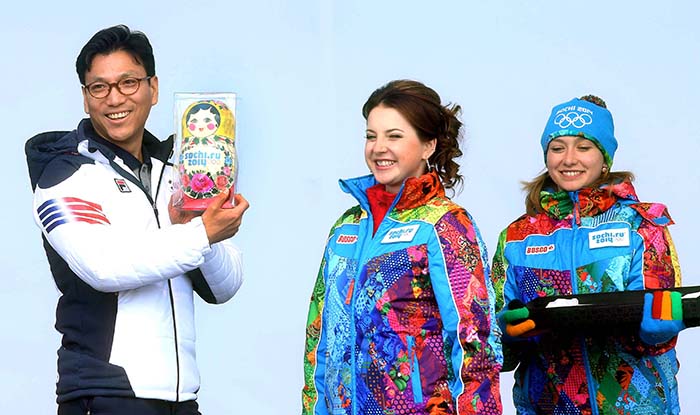Kim Jae-youl (left), head of the national team for the Sochi games, smiles as he receives a wooden Russian doll from the Sochi Olympic Games Organizing Committee on February 5. (Photo courtesy of the Korean Olympic Committee)